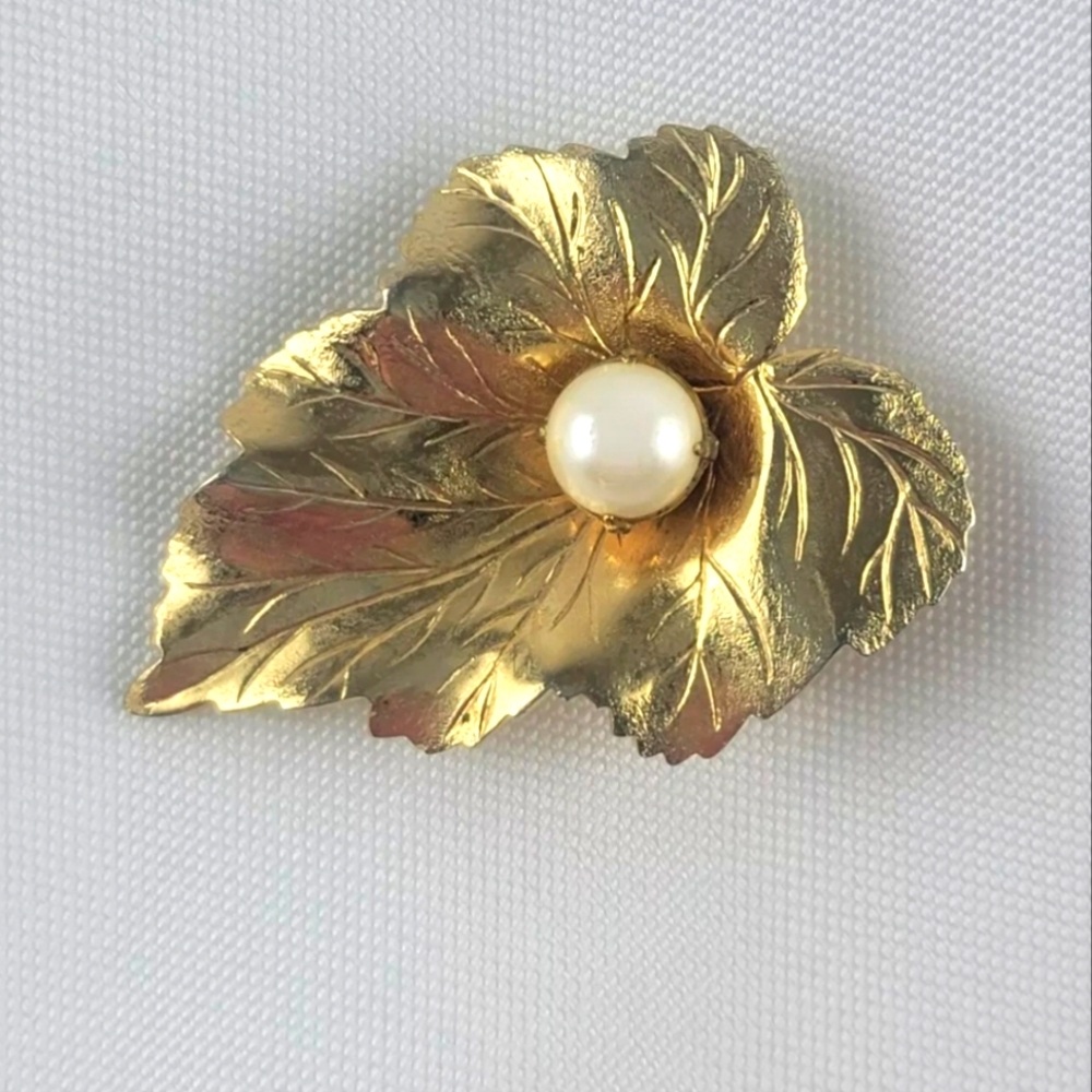 SARAH COVENTRY Signed Vintage 1.5” Faux Pearl Leaf Brooch Pin
